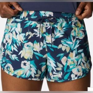 NEW Columbia Bogata Bay Shorts. Large